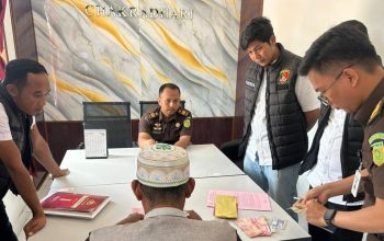 Penyerahan tersangka dan barang bukti kasus dugaan penyalahgunaan BBM bersubsidi oleh Satreskrim Polres Bener Meriah kepada Kejaksaan Negeri, Selasa (7/10/2025).