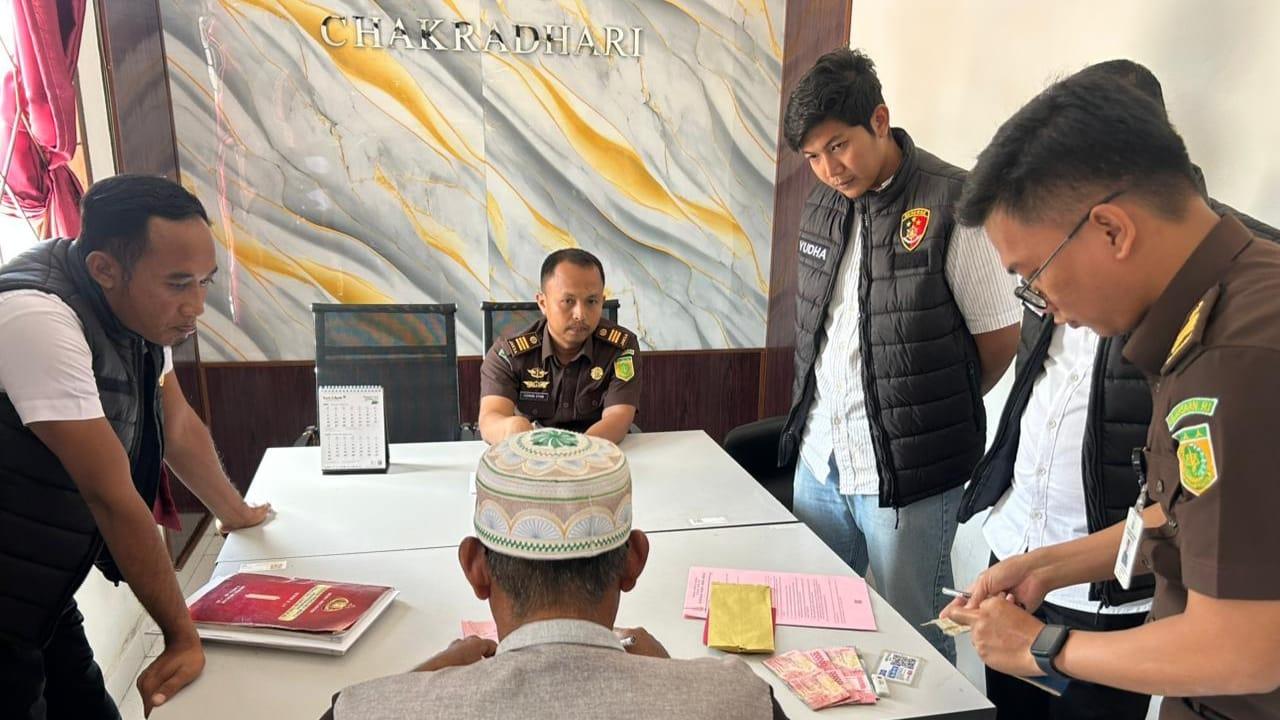 Penyerahan tersangka dan barang bukti kasus dugaan penyalahgunaan BBM bersubsidi oleh Satreskrim Polres Bener Meriah kepada Kejaksaan Negeri, Selasa (7/10/2025).