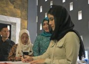 Wamen Dukbangga Ratu Ayu Isyana Bagoes Oka didampingi Ketua TP PKK Aceh Marlina Usman saat meninjau Museum Tsunami Aceh, Kamis (9/10/2025).