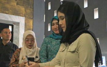 Wamen Dukbangga Ratu Ayu Isyana Bagoes Oka didampingi Ketua TP PKK Aceh Marlina Usman saat meninjau Museum Tsunami Aceh, Kamis (9/10/2025).