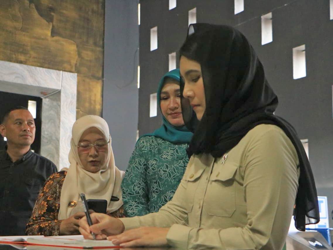 Wamen Dukbangga Ratu Ayu Isyana Bagoes Oka didampingi Ketua TP PKK Aceh Marlina Usman saat meninjau Museum Tsunami Aceh, Kamis (9/10/2025).