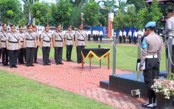 Kapolres Aceh Utara AKBP Trie Aprianto memimpin upacara serah terima jabatan sembilan pejabat utama di Lapangan Tri Brata Mapolres setempat, Lhoksukon, Senin (27/10)