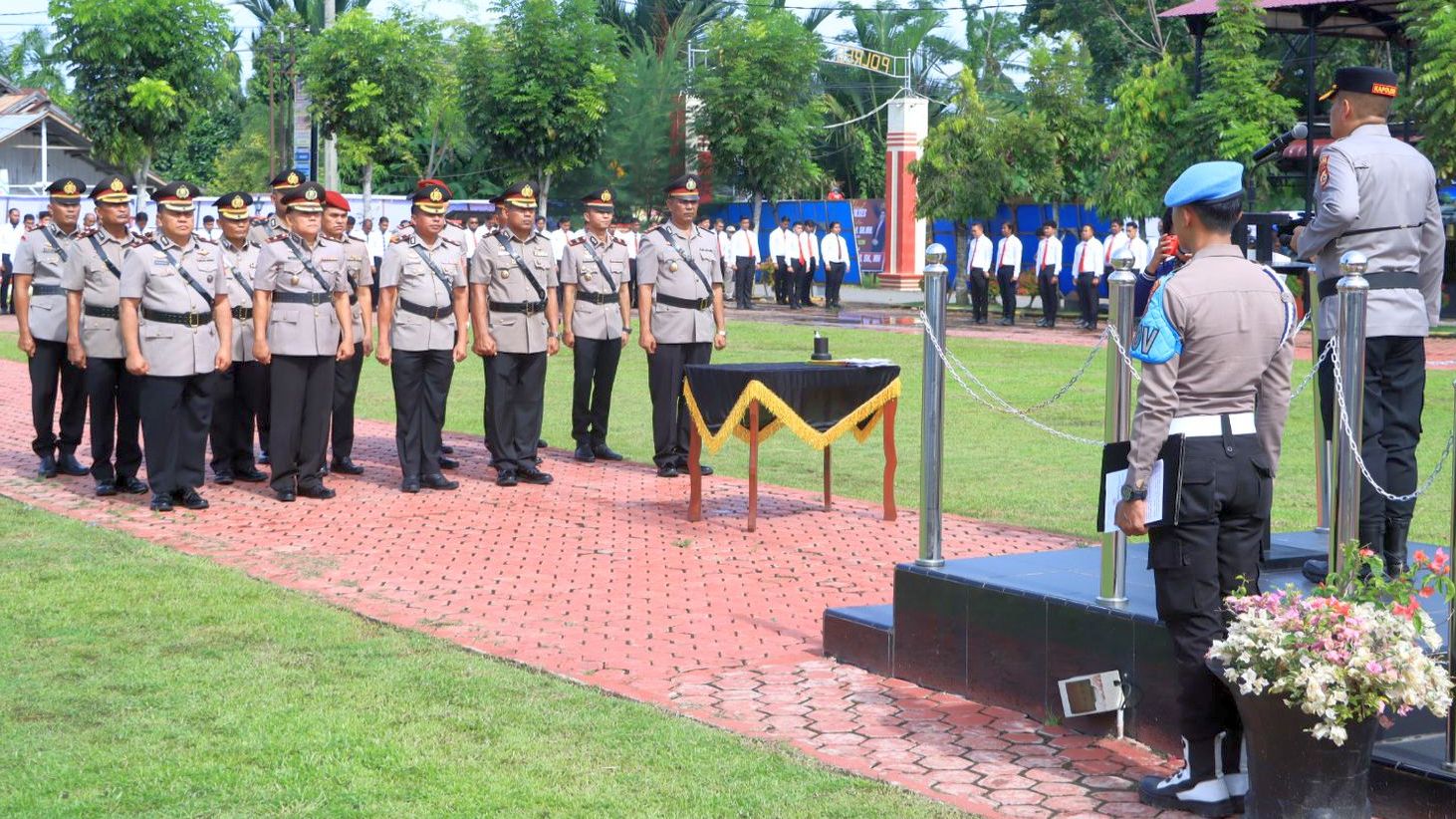 Kapolres Aceh Utara AKBP Trie Aprianto memimpin upacara serah terima jabatan sembilan pejabat utama di Lapangan Tri Brata Mapolres setempat, Lhoksukon, Senin (27/10)
