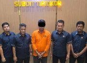 DW (43), mantan Kepala Kantor Pos KCP Rimo, resmi ditahan oleh penyidik Tipidkor Ditreskrimsus Polda Aceh atas dugaan korupsi dana operasional senilai Rp1,9 miliar. Penahanan dilakukan usai gelar perkara bersama Kortas Tipidkor Mabes Polri, Selasa (30/9/2025)