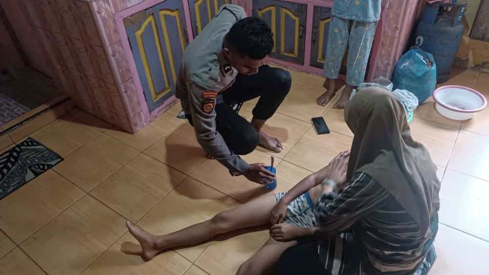 Bripda Riski Al-Fitra saat menyelamatkan dan mengevakuasi Luthfi Hafish Alroji (13) yang tenggelam di laut Lhok Bengkuang, Tapaktuan, Aceh Selatan, Sabtu (11/10/2025).