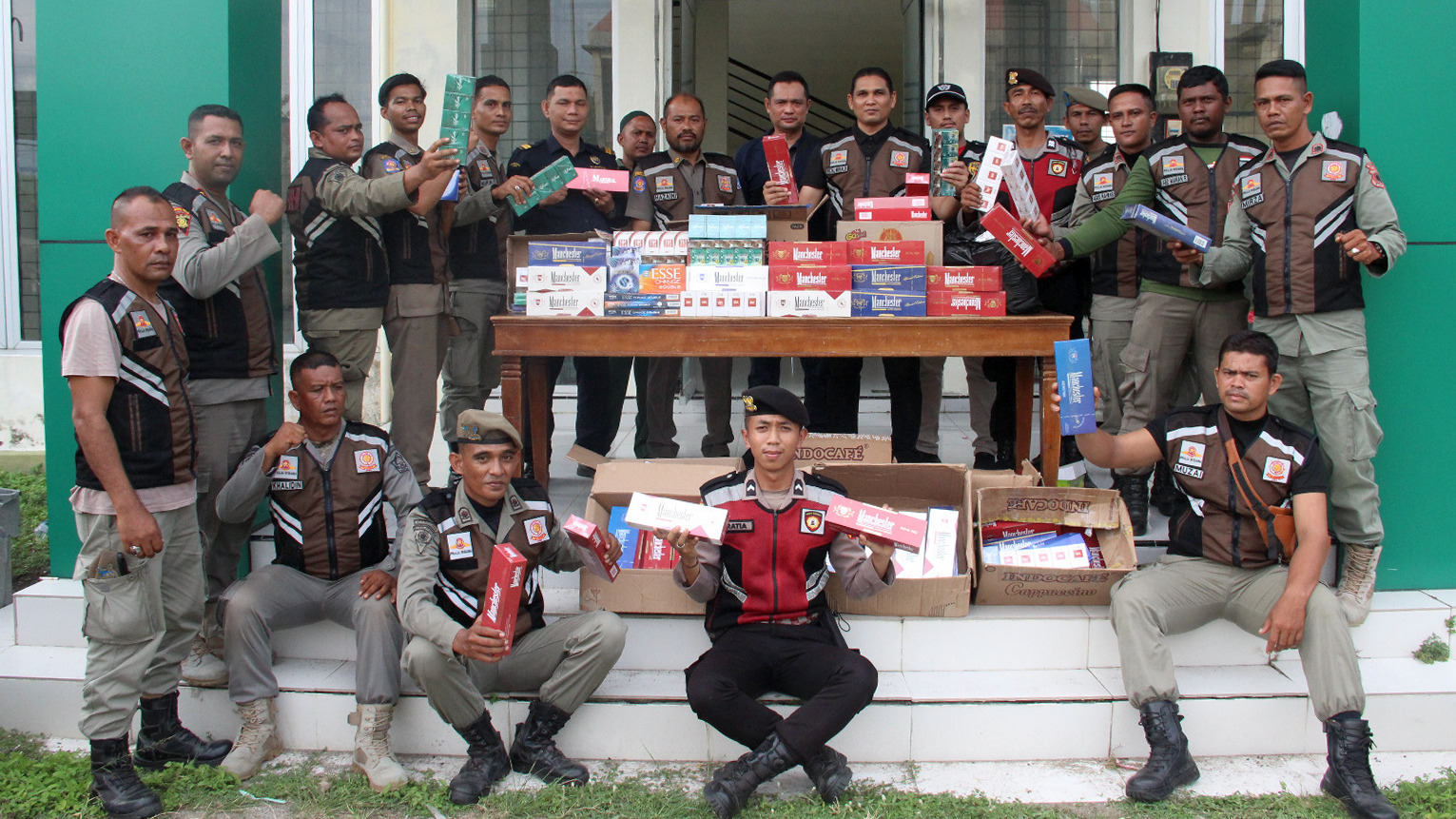 Sebanyak 39.820 batang rokok tanpa pita cukai berhasil disita dalam operasi gabungan penertiban rokok ilegal di Pidie Jaya, Selasa (30/9/2025)
