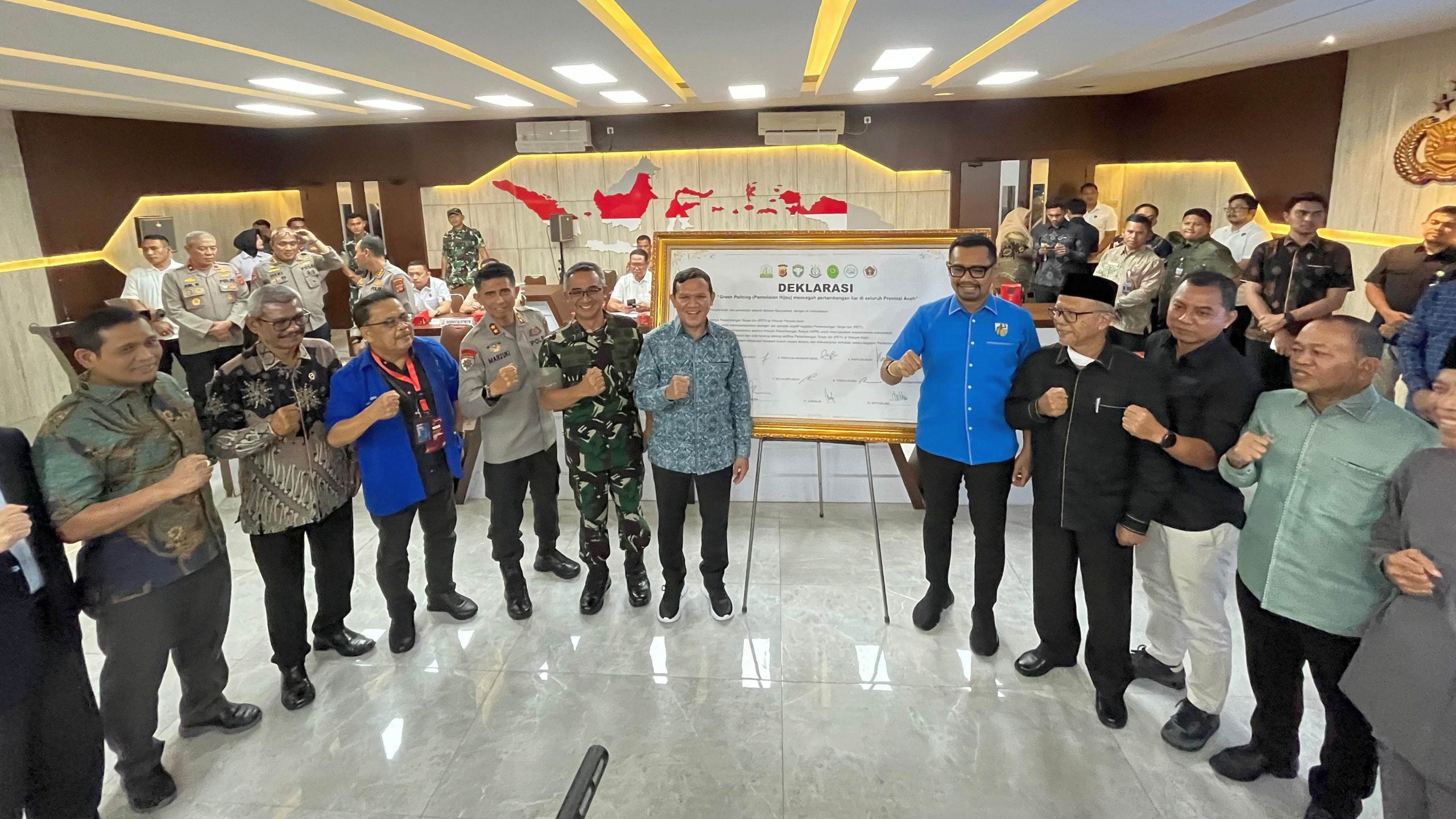 Kapolda Aceh, Irjen Pol. Marzuki Ali Basyah, bersama para pemangku kepentingan saat mendeklarasikan “Green Policing” di Aula Machdum Sakti Polda Aceh