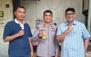 Kapolda Aceh Irjen Pol. Marzuki Ali Basyah berfoto bersama dengan anggota Majelis Tuha Peut Wali Nanggroe, Drs. H. Sulaiman Abda