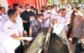 Petugas memusnahkan barang bukti narkotika hasil pengungkapan selama tiga bulan terakhir, termasuk sabu seberat 80,5 kilogram asal Thailand