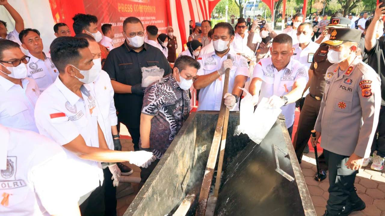 Petugas memusnahkan barang bukti narkotika hasil pengungkapan selama tiga bulan terakhir, termasuk sabu seberat 80,5 kilogram asal Thailand