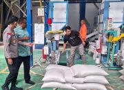 Kapolda Aceh Irjen Pol. Marzuki Ali Basyah meninjau langsung proses produksi beras di CV Kilang Padi Meutuah Baro, Blang Bintang, Aceh Besar, Selasa (7/10/2025).
