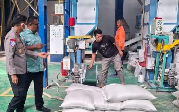 Kapolda Aceh Irjen Pol. Marzuki Ali Basyah meninjau langsung proses produksi beras di CV Kilang Padi Meutuah Baro, Blang Bintang, Aceh Besar, Selasa (7/10/2025).