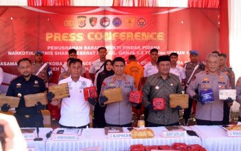 Kapolda Aceh Irjen Pol. Marzuki Ali Basyah, saat konferensi pers pengungkapan kasus peredaran narkotika