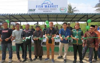 Perwakilan IHH-NL dan ASAR Humanity Cabang Aceh saat meresmikan pasar ikan baru di Gampong Mancang, Geudong, Aceh Utara, Kamis (30/10)