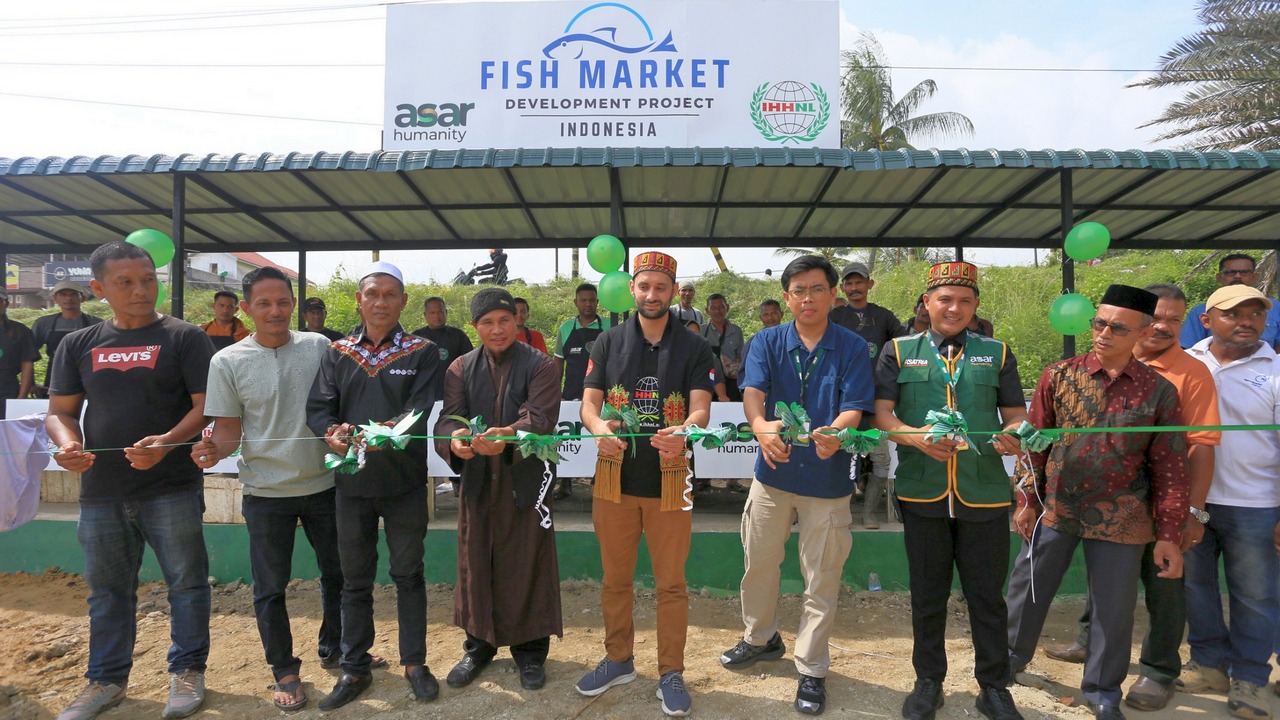 Perwakilan IHH-NL dan ASAR Humanity Cabang Aceh saat meresmikan pasar ikan baru di Gampong Mancang, Geudong, Aceh Utara, Kamis (30/10)