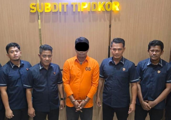 DW (43), mantan Kepala Kantor Pos KCP Rimo, resmi ditahan oleh penyidik Tipidkor Ditreskrimsus Polda Aceh atas dugaan korupsi dana operasional senilai Rp1,9 miliar. Penahanan dilakukan usai gelar perkara bersama Kortas Tipidkor Mabes Polri, Selasa (30/9/2025)