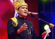 Wakil Gubernur Aceh, Fadhlullah, menyampaikan sambutan pada malam peringatan HUT ke-437 Kota Meulaboh yang dirangkai dengan Pekan Kebudayaan Aceh Barat (PKAB), Sabtu (11/10/2025) malam.