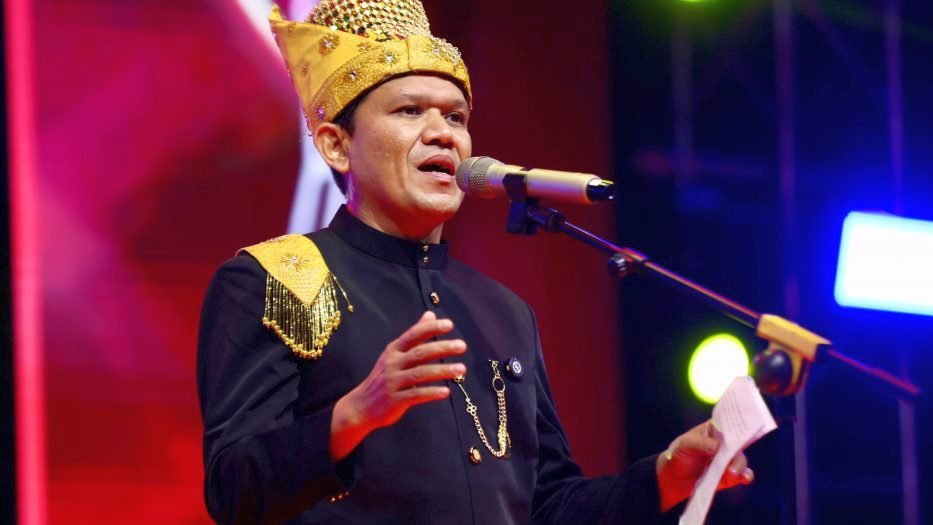 Wakil Gubernur Aceh, Fadhlullah, menyampaikan sambutan pada malam peringatan HUT ke-437 Kota Meulaboh yang dirangkai dengan Pekan Kebudayaan Aceh Barat (PKAB), Sabtu (11/10/2025) malam.