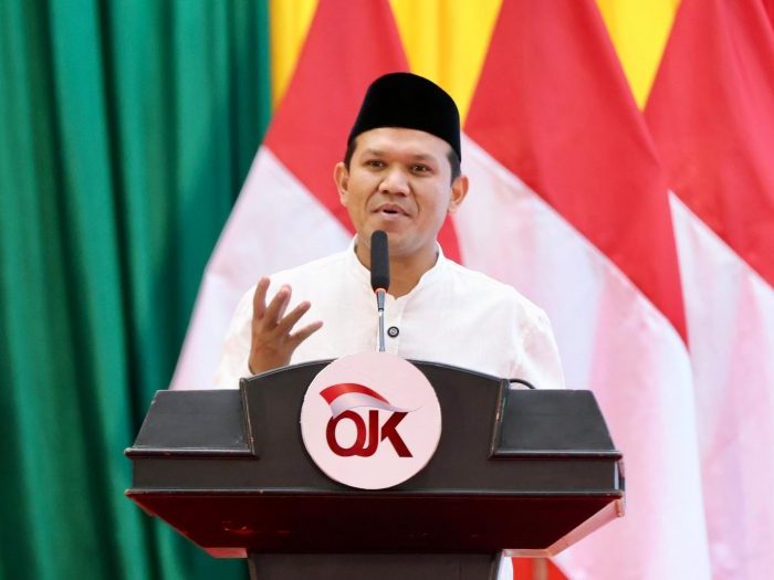Wakil Gubernur Aceh, Fadhlullah, menyampaikan sambutan pada kegiatan OJK Mengajar dan Sosialisasi Pasar Modal Syariah di Gedung AAC Dayan Dawood, Banda Aceh