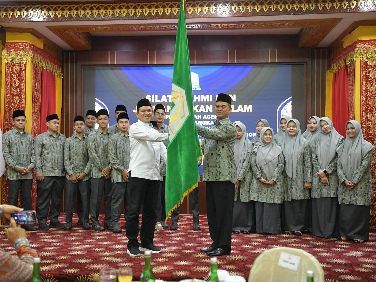 Wakil Gubernur Aceh Fadhlullah melepas kafilah menuju STQH Nasional 2025 di Kendari, berlangsung di Restoran Meuligoe Gubernur Aceh, Rabu malam (1/10)