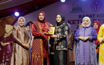 Ketua Dekranasda Lhokseumawe Juara I Fashion Show Wastra Khas Daerah