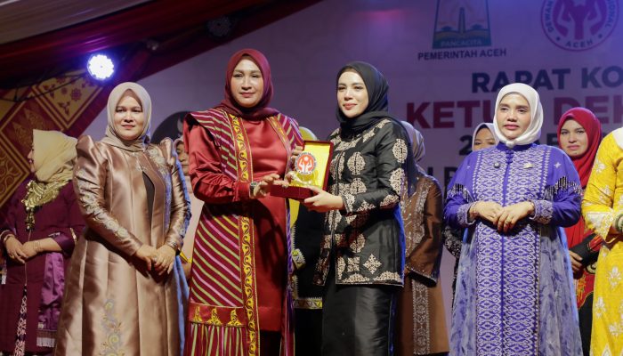 Ketua Dekranasda Lhokseumawe Juara I Fashion Show Wastra Khas Daerah