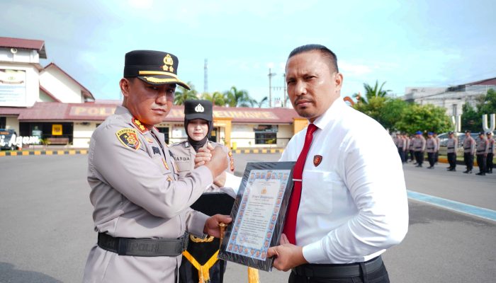 Kapolres Lhokseumawe Beri Penghargaan kepada Personel Berprestasi