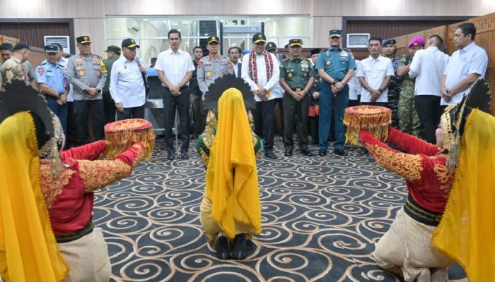Sekda Aceh Sambut Kedatangan Menko Polkam di Bandara SIM