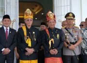 Mendagri RI, Tito Karnavian, berfoto bersama Forkopimda usai menerima Gelar Petua Panglima Hukom Nanggroe dari Wali Nanggroe Aceh Tgk. Malik Mahmud Al-Haytar di Meuligoe Wali Nanggroe