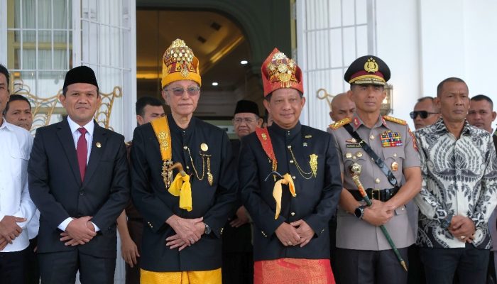 Wali Nanggroe Anugerahi Gelar Petua Panglima Hukom Nanggroe kepada Mendagri Tito