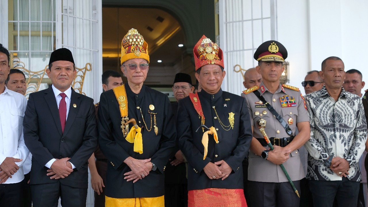 Mendagri RI, Tito Karnavian, berfoto bersama Forkopimda usai menerima Gelar Petua Panglima Hukom Nanggroe dari Wali Nanggroe Aceh Tgk. Malik Mahmud Al-Haytar di Meuligoe Wali Nanggroe