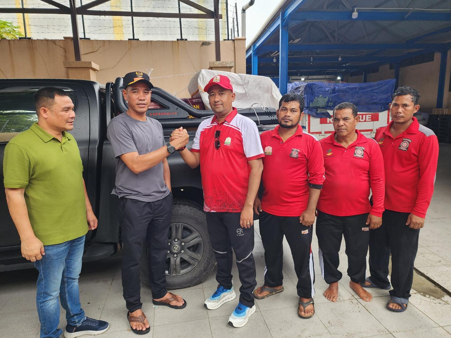 Wakil Bupati Aceh Utara, Tarmizi Panyang, bersama relawan saat menjemput bantuan logistik darurat di Gudang Dinas Sosial Aceh, Banda Aceh