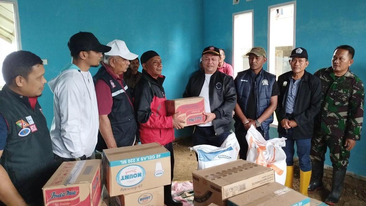 Bupati Aceh Utara, Ismail A Jalil (Ayahwa), saat menyalurkan bantuan masa panik kepada warga terdampak banjir