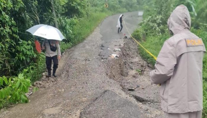 Hujan Deras Picu Longsor di Gunung Salak, Pengguna Jalan Diminta Waspada