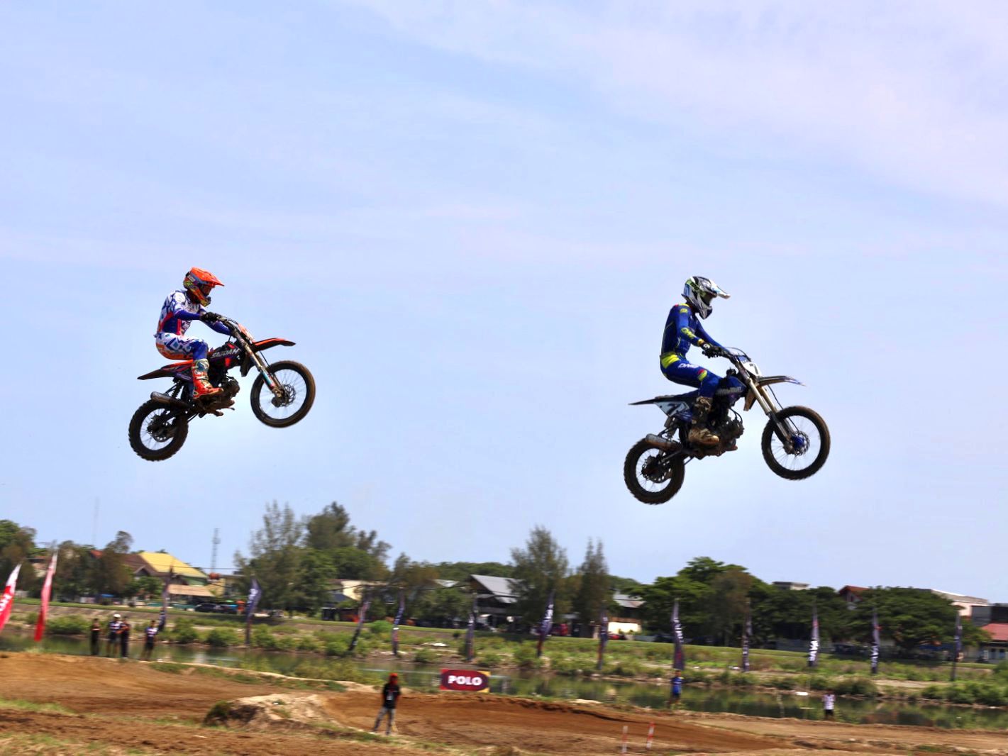 Dua pembalap adu kecepatan dalam Kejuaraan Motocross dan Grasstrack “Aceh Anti Narkoba” 2025 yang digelar Ditresnarkoba Polda Aceh di Sirkuit Lamnyong, Kecamatan Syiah Kuala, Banda Aceh, pada Minggu (9/11)