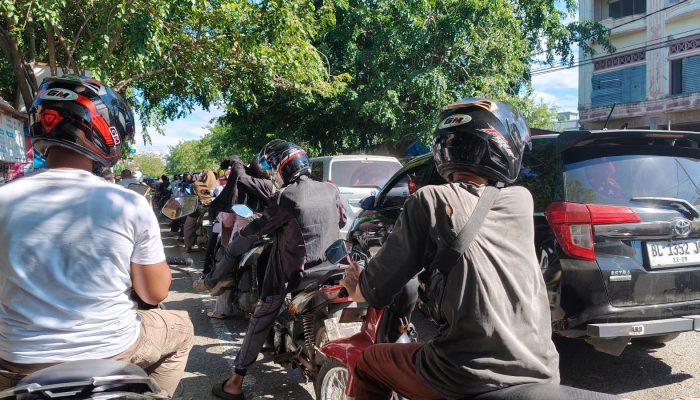 Warga Aceh Timur Antre 10 Jam untuk Dapat BBM