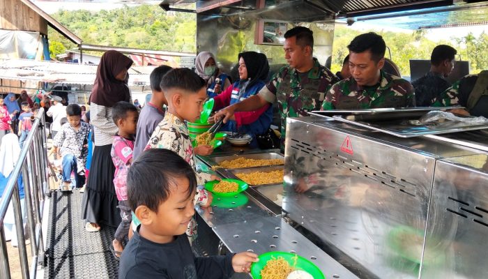 TNI Dirikan Dapur Umum, 600 Porsi Makanan untuk Korban Bencana