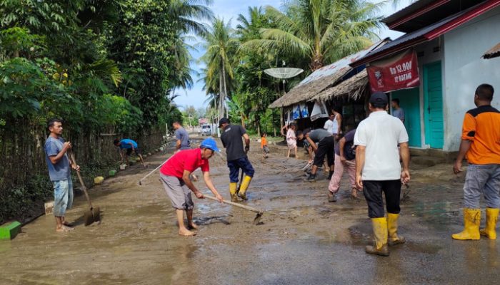Sekda Aceh Tinjau Gotong Royong Pascabanjir di Pidie Jaya