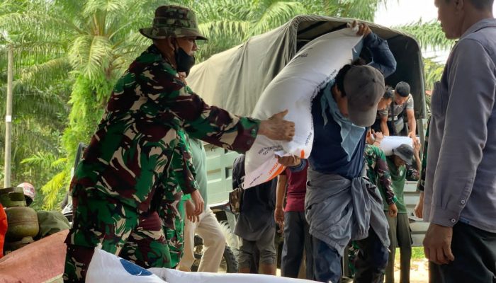 Kodim 0103/Aceh Utara Salurkan Bantuan ke Warga Terisolir