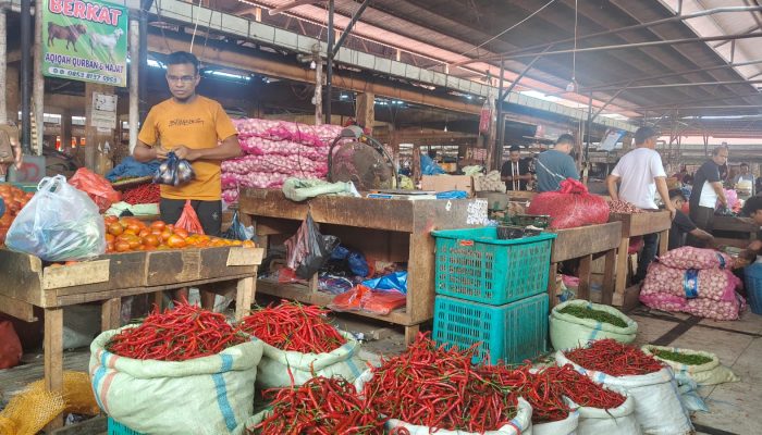 Harga Bahan Pokok di Lambaro Stabil, Pasokan Masih Terkendala Bencana