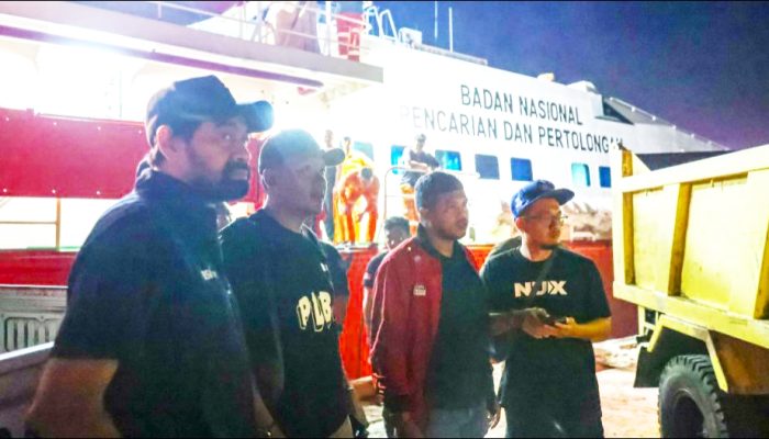 Mualem Sambut Kedatangan Bantuan di Pelabuhan Krueng Geukueh