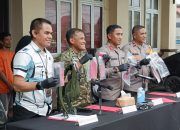 Polisi Amankan Pria Bersenjata Api saat Aksi Pengibaran Bendera