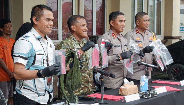 Polisi Amankan Pria Bersenjata Api saat Aksi Pengibaran Bendera