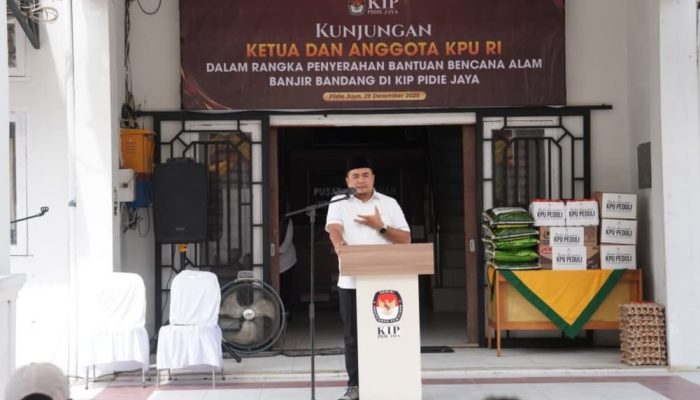 KPU Serahkan Bantuan Korban Banjir di KIP Pidie Jaya