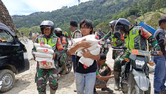 TNI Jalan Kaki Dua Jam Tembus Pegunungan Bawa Bantuan