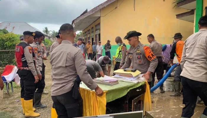 Brimob Bersihkan MIN Swadaya Ulim Pascabencana di Pidie Jaya