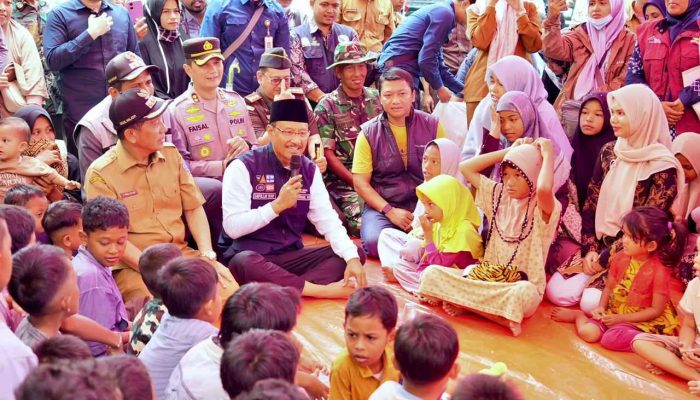 Mensos Tinjau Layanan Psikososial Pengungsi Banjir Pidie Jaya