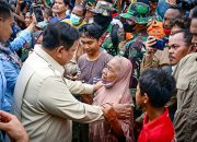 Presiden Prabowo Subianto, saat meninjau posko pengungsian di Kabupaten Aceh Tamiang, Jumat (12/12)