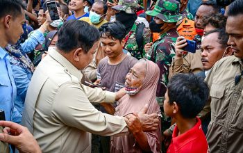 Presiden Prabowo Subianto, saat meninjau posko pengungsian di Kabupaten Aceh Tamiang, Jumat (12/12)