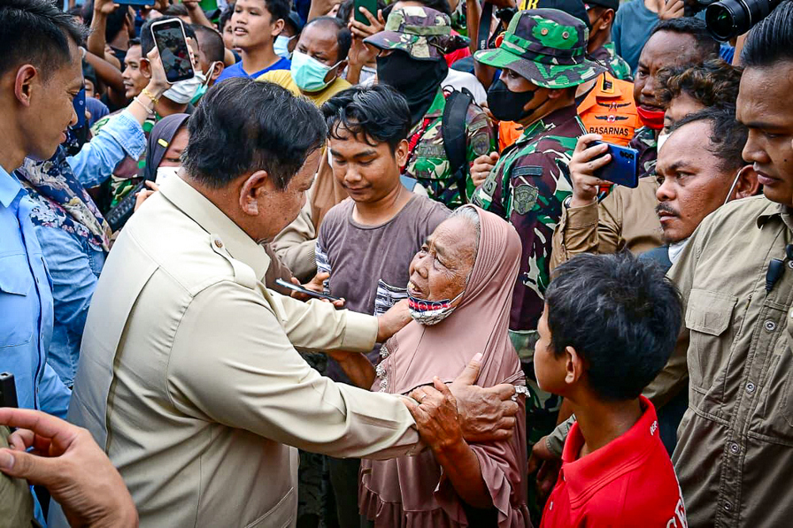 Presiden Prabowo Subianto, saat meninjau posko pengungsian di Kabupaten Aceh Tamiang, Jumat (12/12)